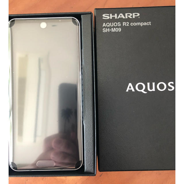 AQUOS(アクオス)のAQUOS R2 compact SH-M09 白　未開封　新品 スマホ/家電/カメラのスマートフォン/携帯電話(スマートフォン本体)の商品写真