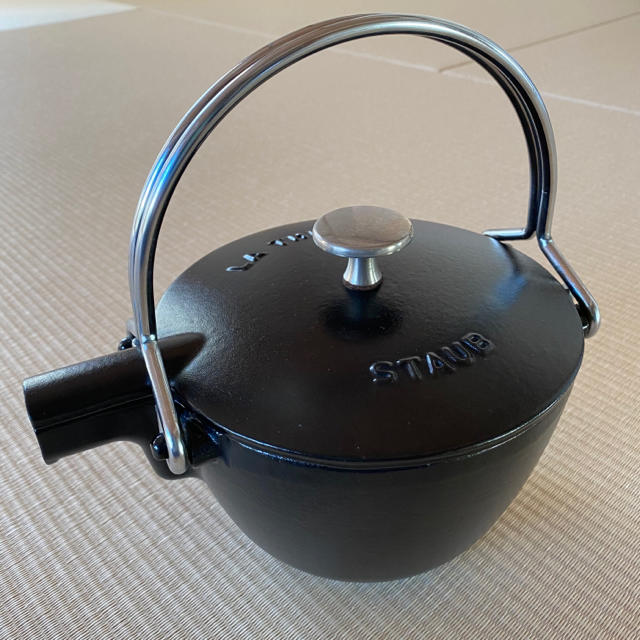 STAUB(ストウブ)の中古 Staub(ストウブ) ラウンドティーポット ブラック 1.15L インテリア/住まい/日用品のキッチン/食器(鍋/フライパン)の商品写真