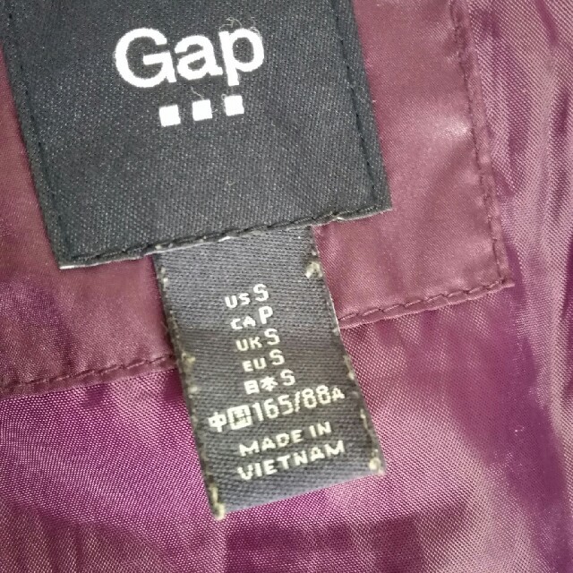 GAP(ギャップ)の中綿入りベスト(Mサイズ) レディースのジャケット/アウター(ダウンベスト)の商品写真