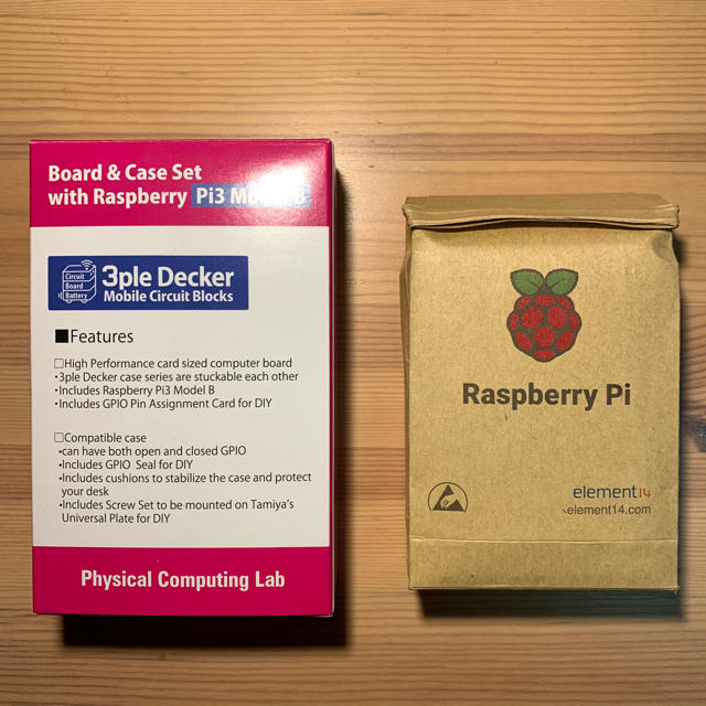 Raspberry Pi3 with Case  & 電源コードとSDカード