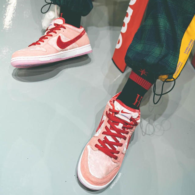 NIKE(ナイキ)のNIKE SB DUNK LOW PRO QS strange love  メンズの靴/シューズ(スニーカー)の商品写真