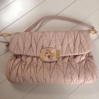 ミュウミュウ(miumiu)の最終お値下げmiumiu マトラッセ💗(ハンドバッグ)