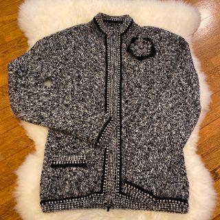 シャネル(CHANEL)のシャネル　ＣＨＡＮＥＬ ジップカーディガン　カメリアブローチ付き(カーディガン)