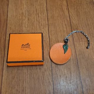 エルメス(Hermes)の☆HERMES レザー キーホルダー オレンジ チャーム☆(キーホルダー)