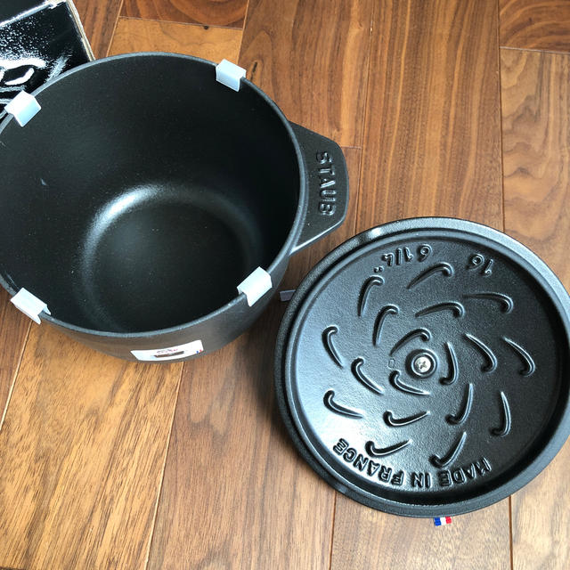 STAUB(ストウブ)のストウブ ココット de GOHAN ブラック M インテリア/住まい/日用品のキッチン/食器(鍋/フライパン)の商品写真