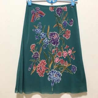 ヴィヴィアンタム(VIVIENNE TAM)のVIVIENNE TAM  花の刺繍が素敵なスカート(ひざ丈スカート)