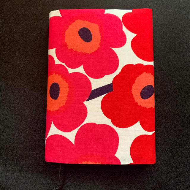 マリメッコ ミニウニッコ 赤 ブックカバー ハンドメイドの文具/ステーショナリー(ブックカバー)の商品写真
