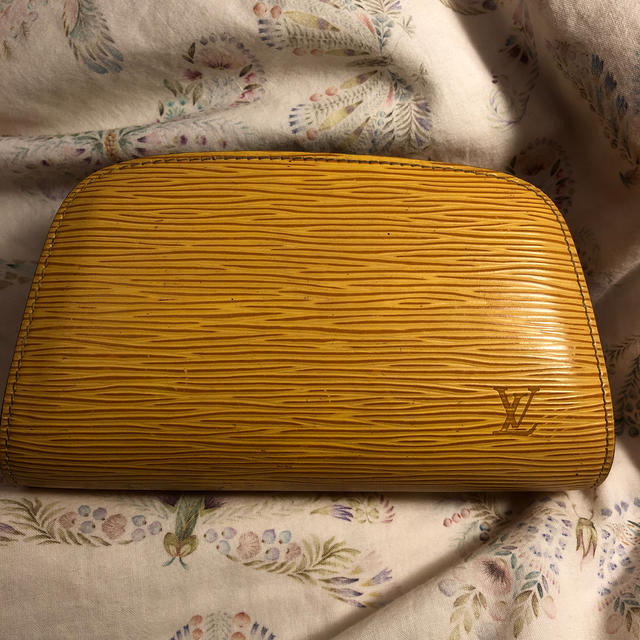 LOUIS VUITTON(ルイヴィトン)のルイヴィトン　ポーチ　イエロー レディースのファッション小物(ポーチ)の商品写真