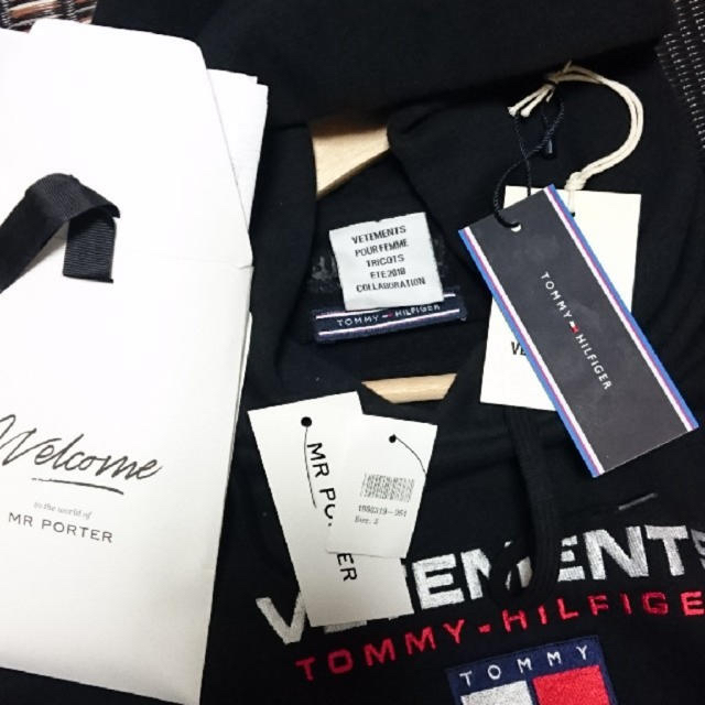 Balenciaga(バレンシアガ)の期間限定値引き　VETEMENTS トミーヒルフィガーコラボパーカー メンズのトップス(パーカー)の商品写真