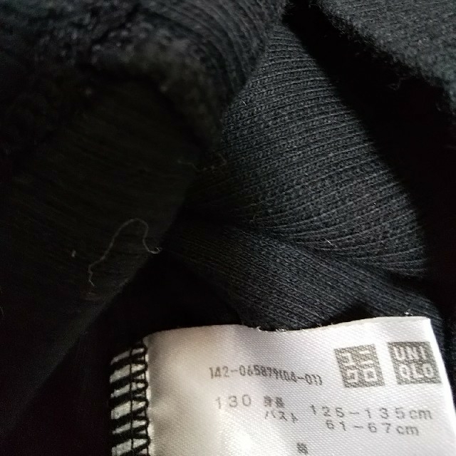 UNIQLO(ユニクロ)のユニクロ　長袖シャツ　黒130 キッズ/ベビー/マタニティのキッズ服女の子用(90cm~)(Tシャツ/カットソー)の商品写真
