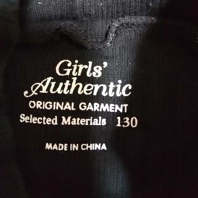 UNIQLO(ユニクロ)のユニクロ　長袖シャツ　黒130 キッズ/ベビー/マタニティのキッズ服女の子用(90cm~)(Tシャツ/カットソー)の商品写真