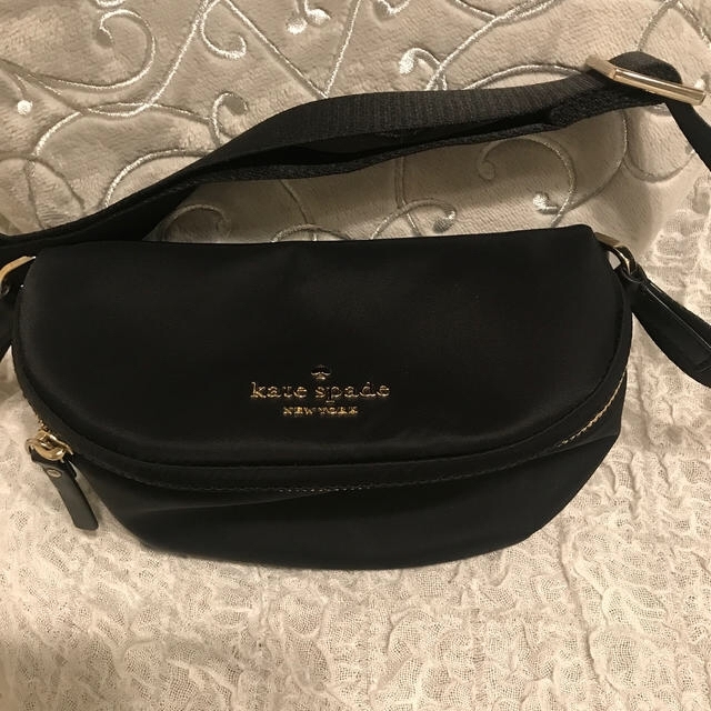 kate spade new york(ケイトスペードニューヨーク)のケイトスペード  ショルダーバック　新品　サコッシュ キッズ/ベビー/マタニティのマタニティ(マザーズバッグ)の商品写真