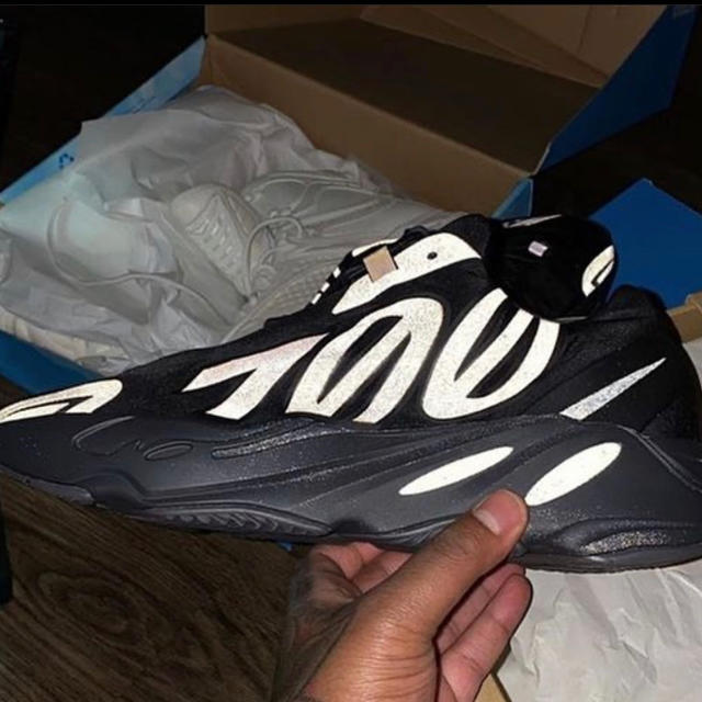 靴/シューズyeezy 700