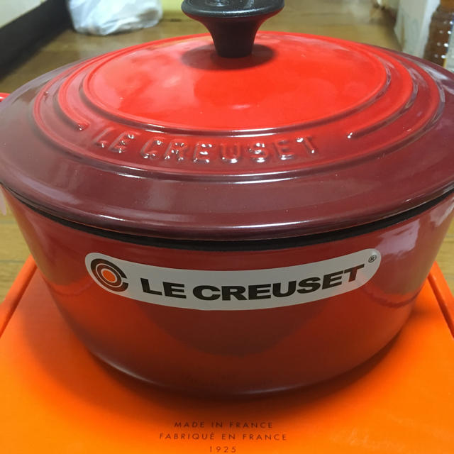 LE CREUSET(ルクルーゼ)の新品　ルクルーゼ ココットロンド22cm オレンジ2個、レッド2個 インテリア/住まい/日用品のキッチン/食器(鍋/フライパン)の商品写真