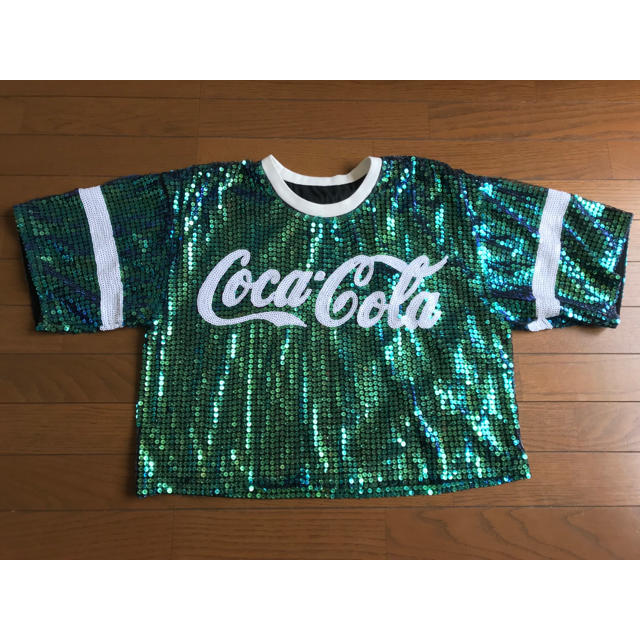 コカ・コーラ(コカコーラ)のスパンコール　衣装　Tシャツ　 レディースのトップス(Tシャツ(半袖/袖なし))の商品写真
