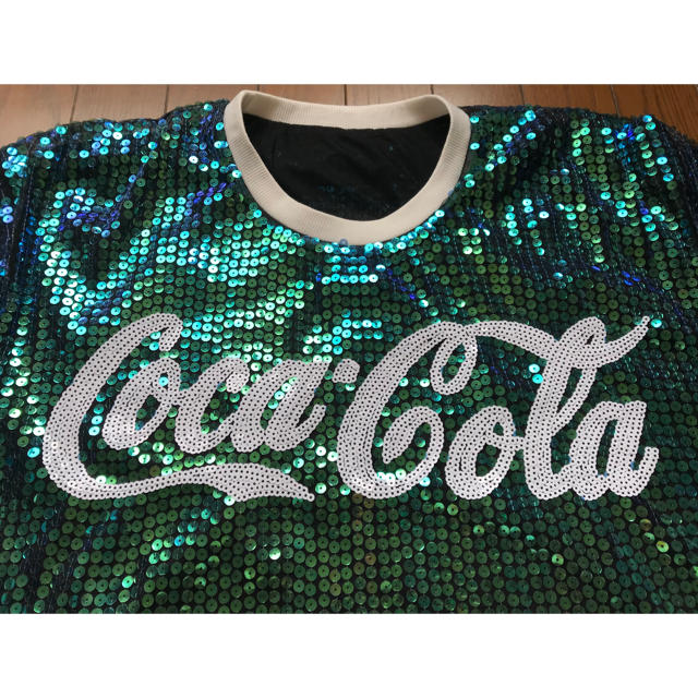 コカ・コーラ(コカコーラ)のスパンコール　衣装　Tシャツ　 レディースのトップス(Tシャツ(半袖/袖なし))の商品写真