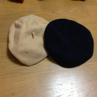 紺とベージュのベレー帽(ハンチング/ベレー帽)