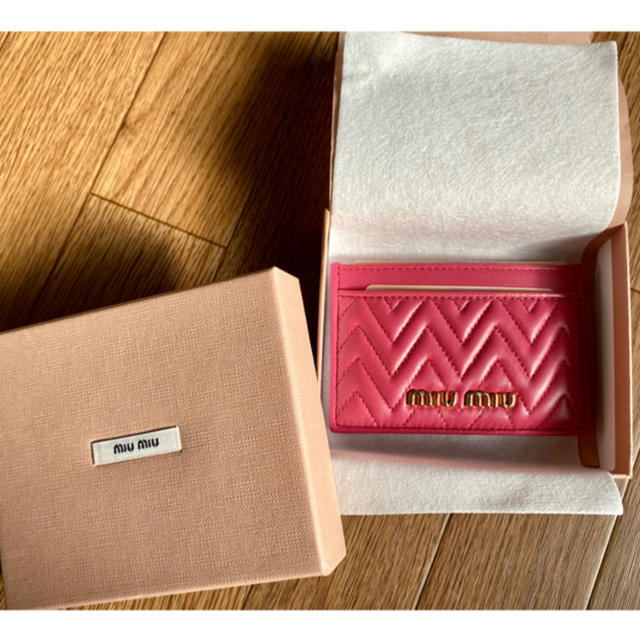 miumiu - ミュウミュウ miumiu カードケース 定期入れ ピンク 新品 直営店購入の通販 by linars115's shop