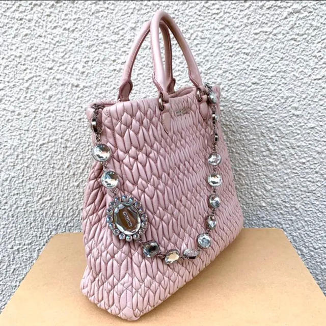 miumiu(ミュウミュウ)のミュウミュウmiumiuバッグ正規品ビジュー激カワ人気ナッパクリスタル レディースのバッグ(ハンドバッグ)の商品写真