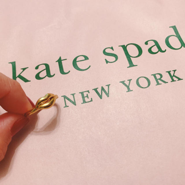 kate spade new york(ケイトスペードニューヨーク)の【レモン様専用】Kate Spade 唇(キース)リング　ゴールド レディースのアクセサリー(リング(指輪))の商品写真