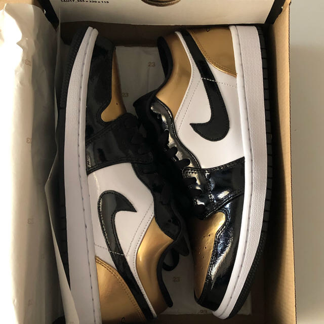 NIKE(ナイキ)の【国内未発売】Jordan 1 Low Gold Toe メンズの靴/シューズ(スニーカー)の商品写真