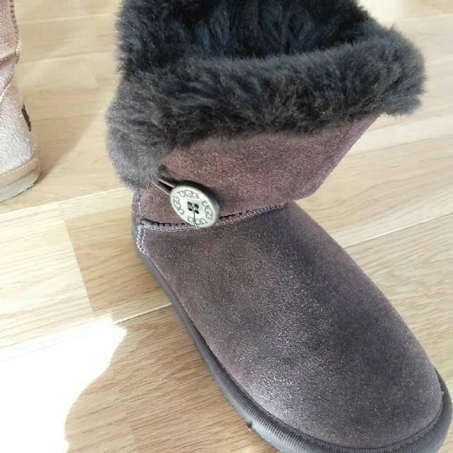 UGG(アグ)のUGG　子供用ブーツ キッズ/ベビー/マタニティのキッズ靴/シューズ(15cm~)(ブーツ)の商品写真