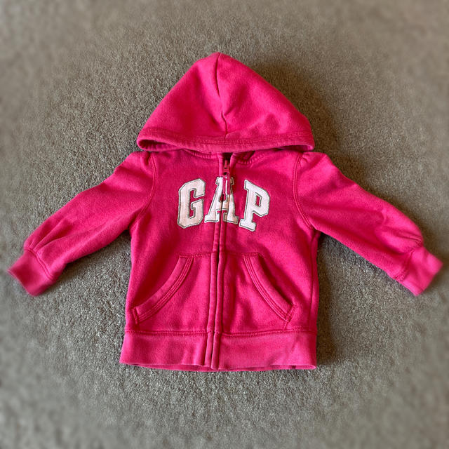 GAP(ギャップ)のGAPパーカー キッズ/ベビー/マタニティのキッズ服女の子用(90cm~)(ジャケット/上着)の商品写真