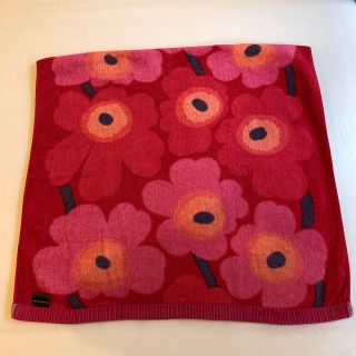 マリメッコ(marimekko)のmarimekko バスタオル ウニッコ 赤(タオル/バス用品)