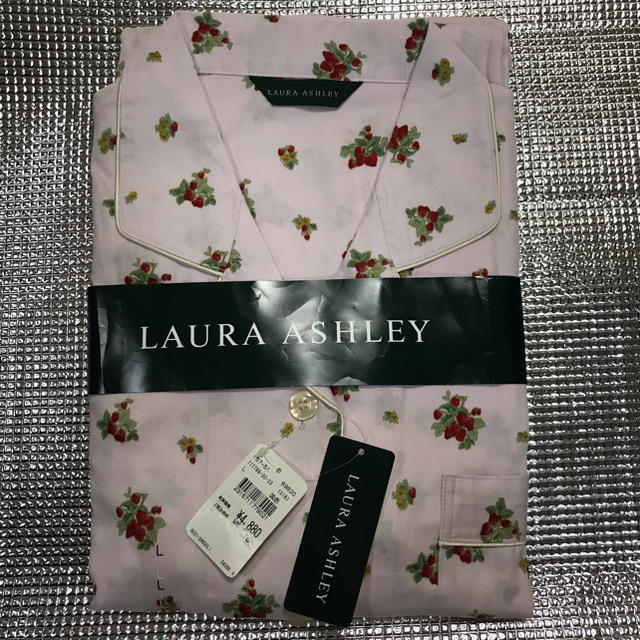 LAURA ASHLEY(ローラアシュレイ)の新品 ローラアシュレイ 長袖パジャマ L ストロベリー　ピンク レディースのルームウェア/パジャマ(パジャマ)の商品写真