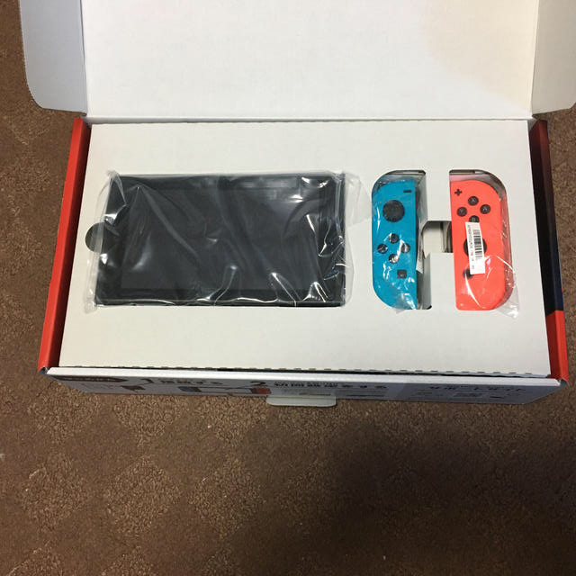 Nintendo Switch(ニンテンドースイッチ)の新型Nintendo Switch美品 エンタメ/ホビーのゲームソフト/ゲーム機本体(家庭用ゲーム機本体)の商品写真