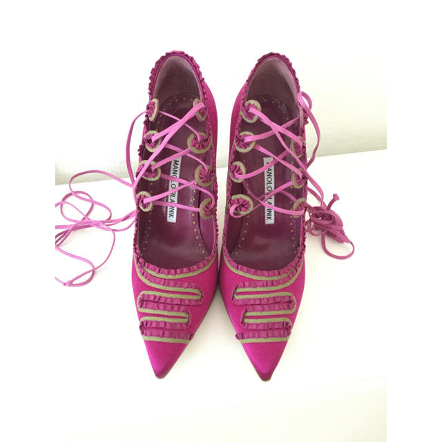 MANOLO BLAHNIK(マノロブラニク)のmanolo blahnik fuchsia satin36 /１０.5cm レディースの靴/シューズ(ハイヒール/パンプス)の商品写真