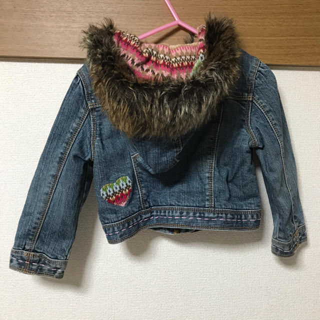 GAP Kids(ギャップキッズ)のGAP デニムジャケット 95 ハート 刺繍 ファー ユニクロ GU H&M キッズ/ベビー/マタニティのキッズ服女の子用(90cm~)(ジャケット/上着)の商品写真