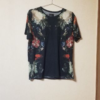 ザラ(ZARA)のZARA ｶｯﾄｿｰ Tｼｬﾂ 花柄(Tシャツ/カットソー(半袖/袖なし))