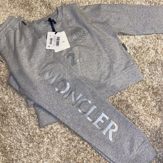 MONCLER(モンクレール)の未使用　モンクレール　パンツ　グレー レディースのパンツ(カジュアルパンツ)の商品写真