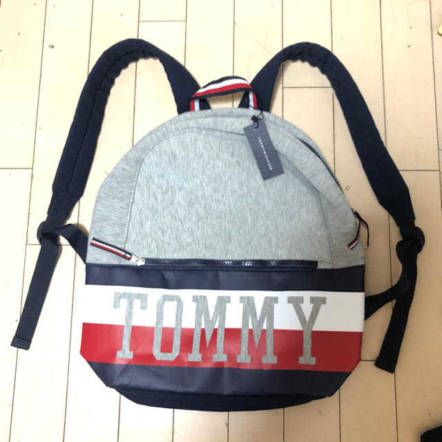 TOMMY HILFIGER(トミーヒルフィガー)の新品タグつき　トミーTommy ロゴデカリュック レディースのバッグ(リュック/バックパック)の商品写真