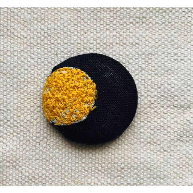 ハンドメイド くるみボタンブローチ ミシン刺繍 ハンドメイドのアクセサリー(コサージュ/ブローチ)の商品写真