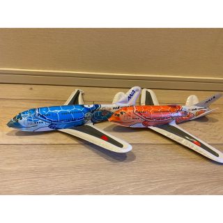 エーエヌエー(ゼンニッポンクウユ)(ANA(全日本空輸))のANA 飛行機おもちゃ　オレンジとブルー2機　搭乗　亀　ディズニーカレンダー付き(航空機)