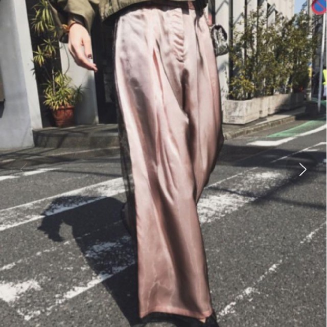 Ameri VINTAGE(アメリヴィンテージ)のamerivintage　SHEER SHINY PANTS レディースのパンツ(カジュアルパンツ)の商品写真