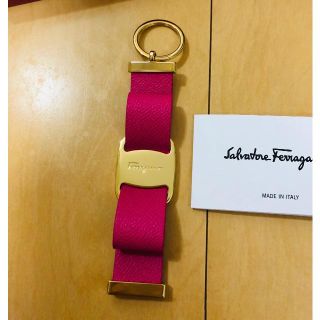 サルヴァトーレフェラガモ(Salvatore Ferragamo)のフェラガモ キーリング ヴァラリボン レザー キーホルダー ピンク(キーホルダー)