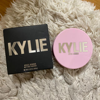 カイリーコスメティックス(Kylie Cosmetics)のKYLIE パウダー(フェイスパウダー)
