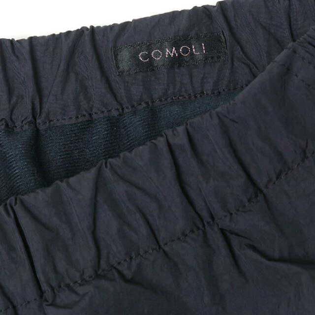 COMOLI(コモリ)の【macao様専用】COMOLI 製品染ナイロントラックパンツ メンズのパンツ(その他)の商品写真