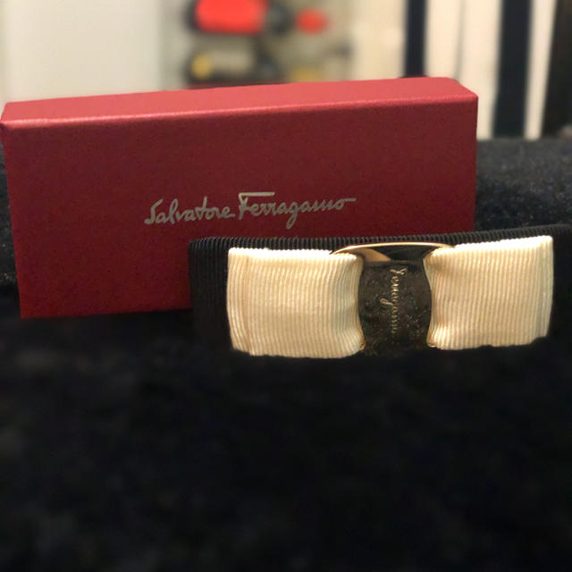 Salvatore Ferragamo(サルヴァトーレフェラガモ)の【最終値下げ！新品】サルヴァトーレフェラガモヘアバレッタ レディースのヘアアクセサリー(バレッタ/ヘアクリップ)の商品写真