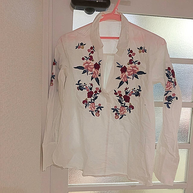 COCO DEAL(ココディール)のcocodeal 花柄　刺繍　シャツです。　多数雑誌掲載　春服　インナー レディースのトップス(シャツ/ブラウス(長袖/七分))の商品写真