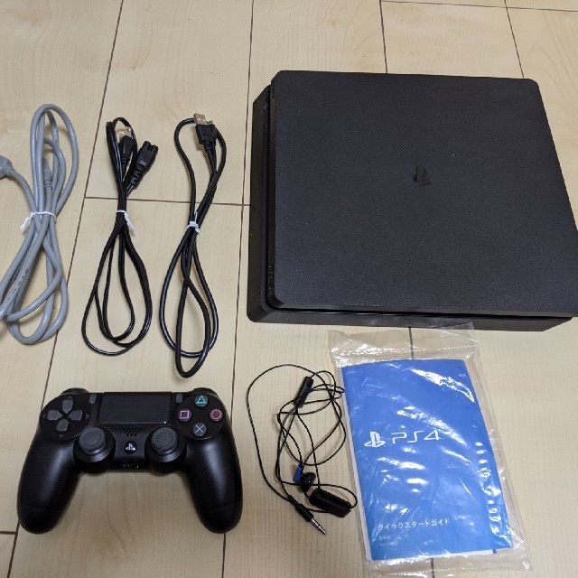 SONY(ソニー)のプレイステーション4 PS4 ジェットブラック　ソフト付き エンタメ/ホビーのゲームソフト/ゲーム機本体(家庭用ゲーム機本体)の商品写真