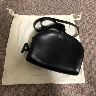 アーペーセー(A.P.C)の値下げしました！APC ハーフムーンバック スムースレザー(ショルダーバッグ)