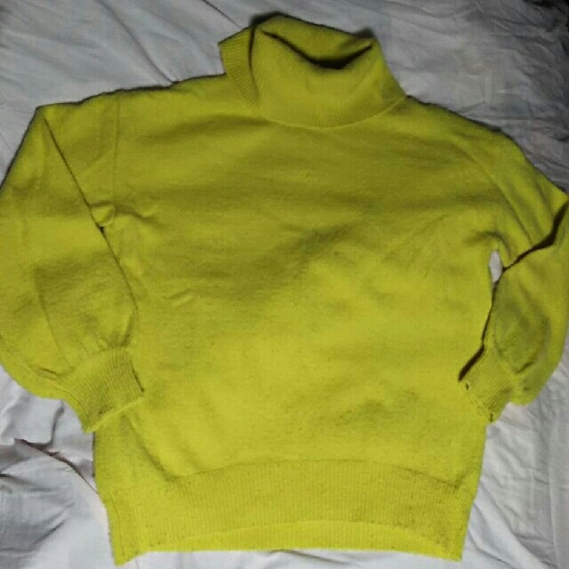 GU(ジーユー)の黄色のセーター レディースのトップス(ニット/セーター)の商品写真