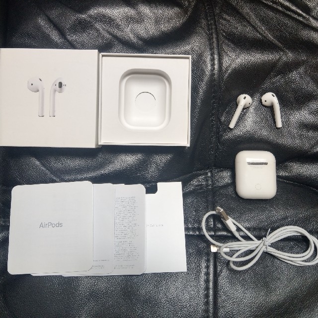 Apple(アップル)のAirpods 美品 スマホ/家電/カメラのオーディオ機器(ヘッドフォン/イヤフォン)の商品写真