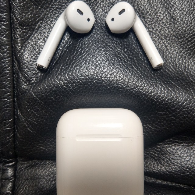 Apple(アップル)のAirpods 美品 スマホ/家電/カメラのオーディオ機器(ヘッドフォン/イヤフォン)の商品写真