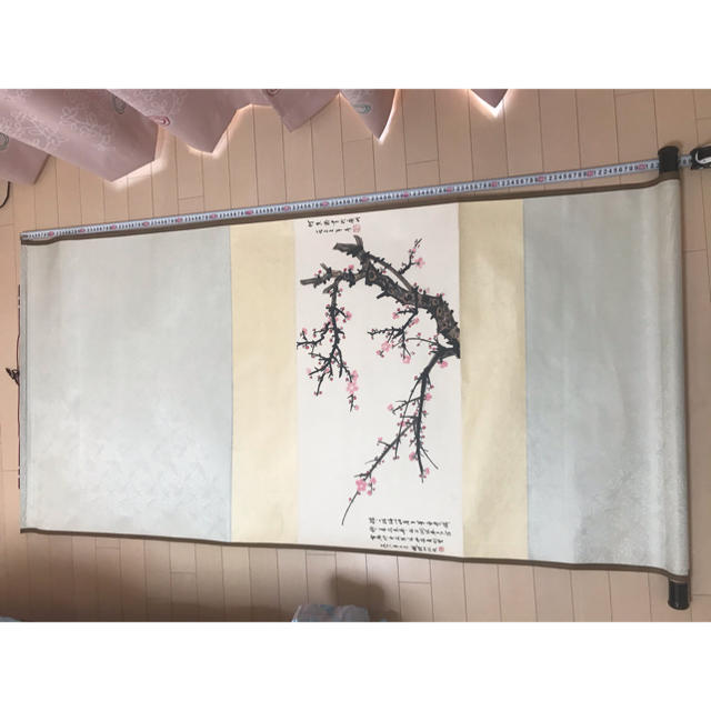 大型掛軸　肉筆保証　　梅の花 エンタメ/ホビーの美術品/アンティーク(絵画/タペストリー)の商品写真