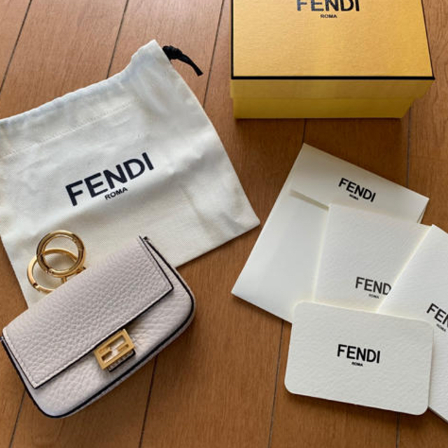 フェンディFENDI新品ナノバケットレザー チャーム アイボリー購入時付属品有 | フリマアプリ ラクマ